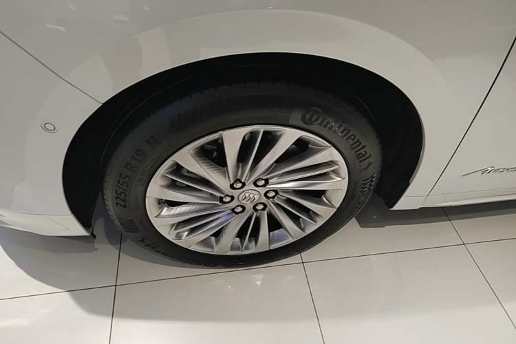 Used Buick Century 2023 2.0T Six-Seater Yinshi Edition Left Front Wheel Hub