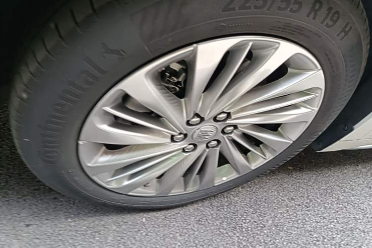 Used Buick Century 2023 2.0T Six-Seater Yinshi Edition Left Front Wheel Hub