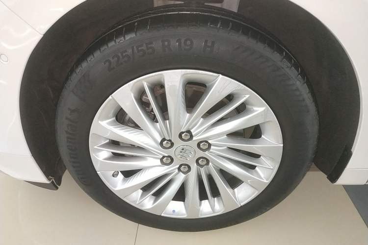 Used Buick Century 2023 2.0T Six-Seater Yinshi Edition Left Front Wheel Hub