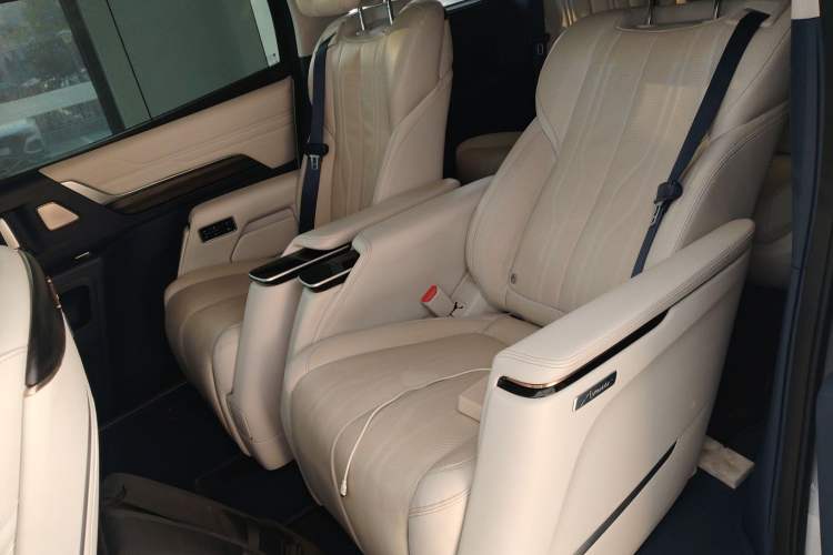 Used Buick Century 2023 2.0T Six-Seater Yinshi Edition Left Rear Seat