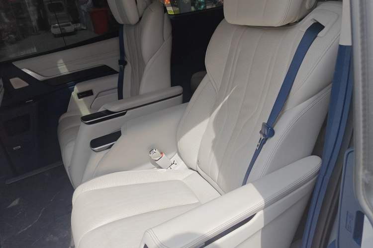 Used Buick Century 2023 2.0T Six-Seater Yinshi Edition Left Rear Seat