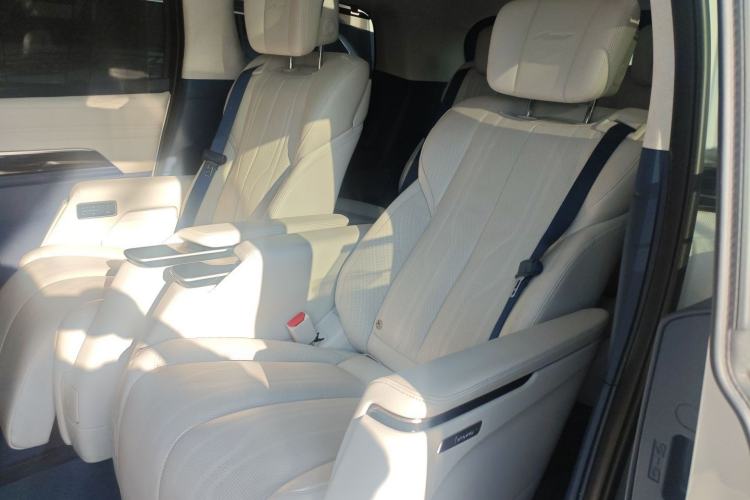 Used Buick Century 2023 2.0T Six-Seater Yinshi Edition Left Rear Seat