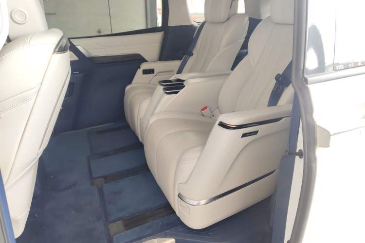 Used Buick Century 2023 2.0T Six-Seater Yinshi Edition Left Rear Seat