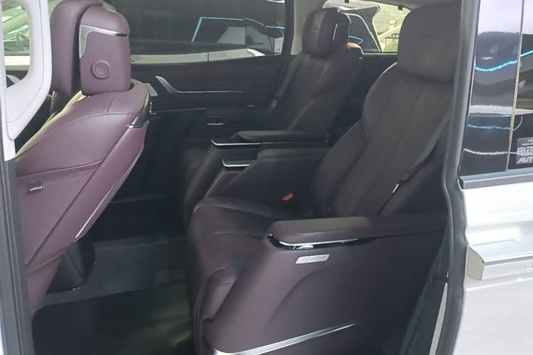 Used Buick Century 2023 2.0T Six-Seater Yinshi Edition Left Rear Seat