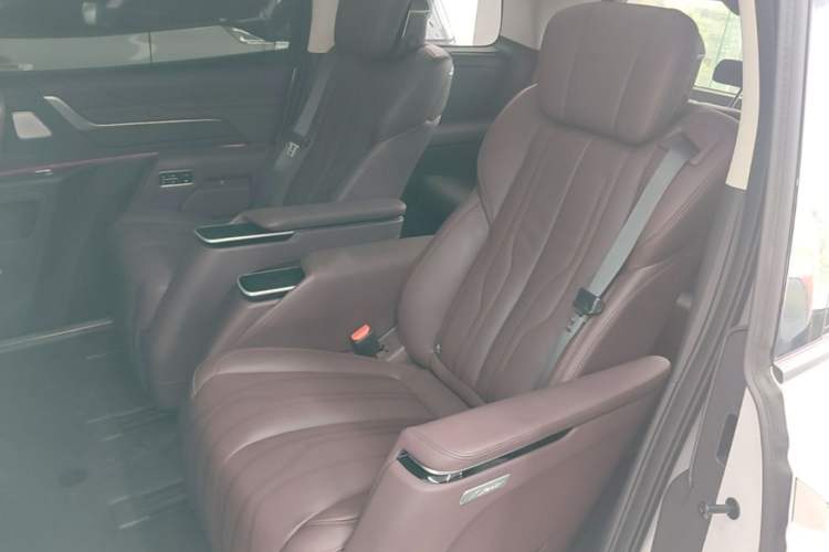Used Buick Century 2023 2.0T Seven-Seater Yinshi Edition Left Rear Seat