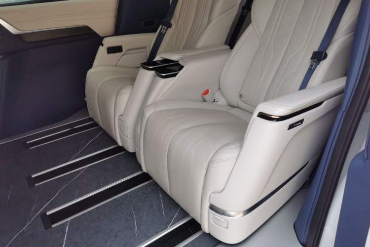Used Buick Century 2023 2.0T Six-Seater Yinshi Edition Left Rear Seat