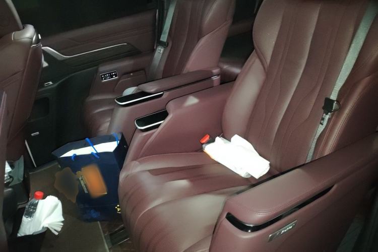 Used Buick Century 2023 2.0T Seven-Seater Yinshi Edition Left Rear Seat