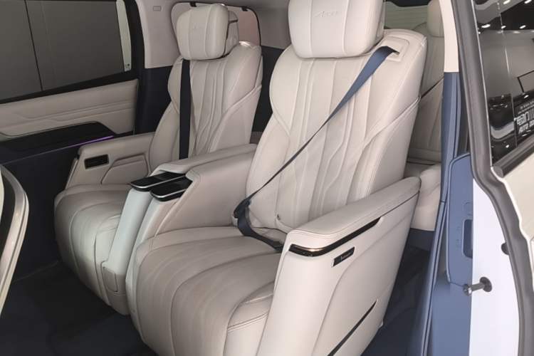 Used Buick Century 2023 2.0T Six-Seater Yinshi Edition Left Rear Seat
