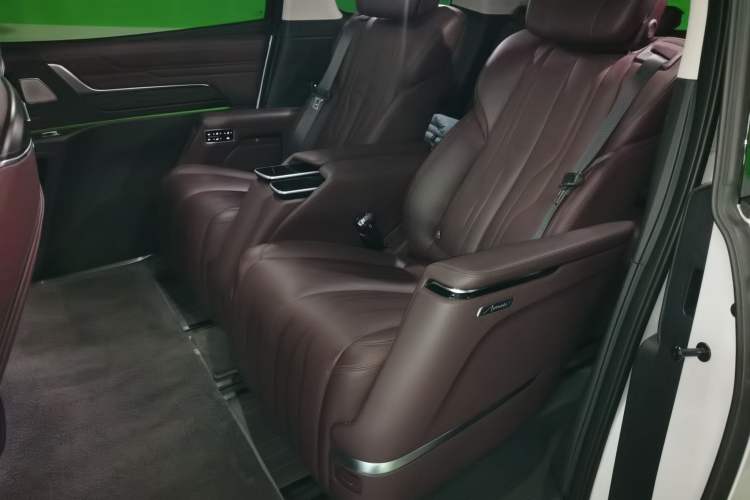 Used Buick Century 2023 2.0T Seven-Seater Yinshi Edition Left Rear Seat