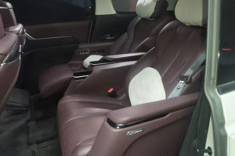 Used Buick Century 2023 2.0T Seven-Seater Yinshi Edition Left Rear Seat