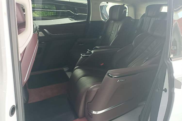 Used Buick Century 2023 2.0T Six-Seater Yinshi Edition Left Rear Seat