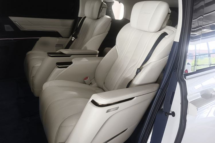 Used Buick Century 2023 2.0T Six-Seater Yinshi Edition Left Rear Seat