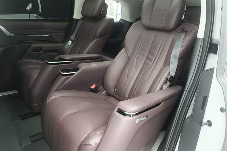 Used Buick Century 2023 2.0T Six-Seater Yinshi Edition Left Rear Seat