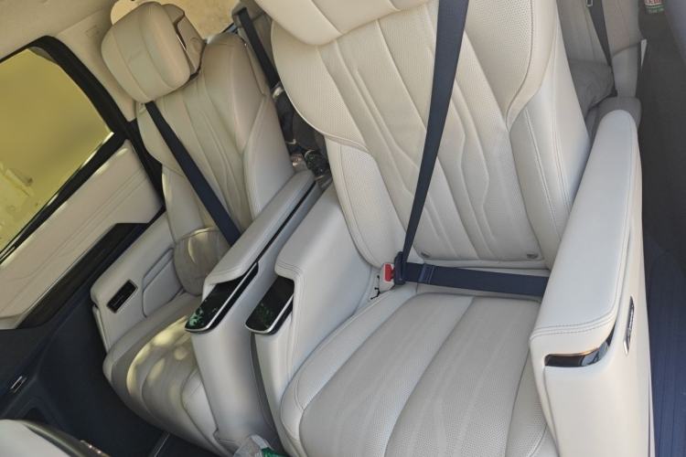 Used Buick Century 2023 2.0T Seven-Seater Yinshi Edition Left Rear Seat