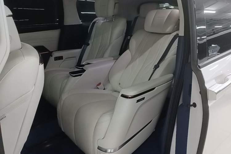 Used Buick Century 2023 2.0T Six-Seater Yinshi Edition Left Rear Seat