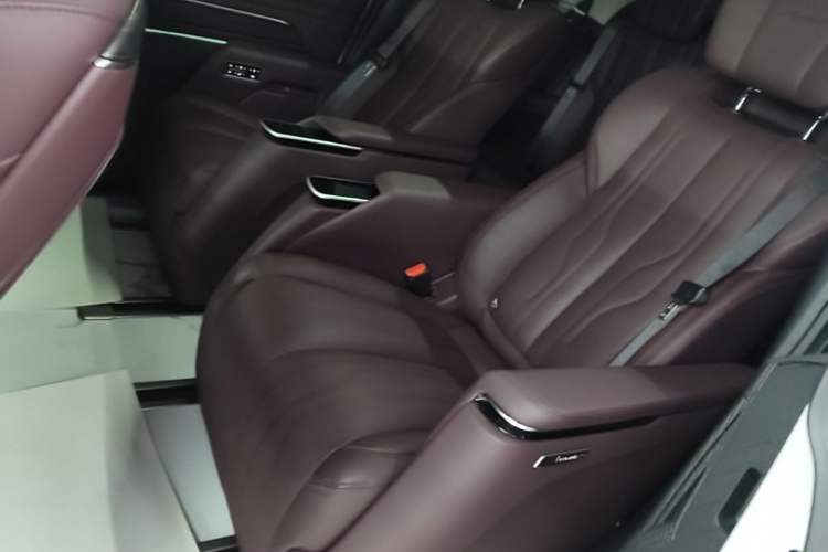 Used Buick Century 2023 2.0T Six-Seater Yinshi Edition Left Rear Seat