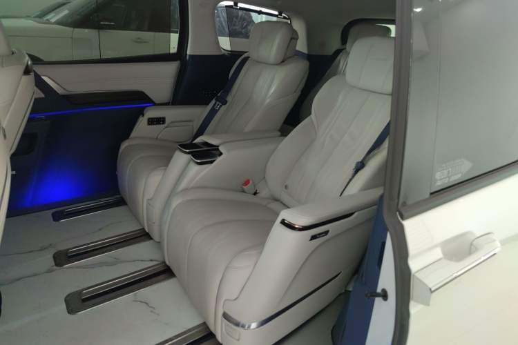 Used Buick Century 2023 2.0T Six-Seater Yinshi Edition Left Rear Seat