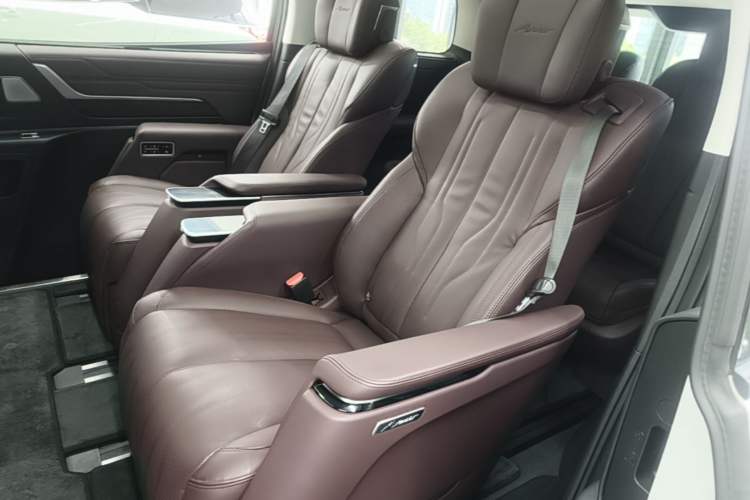 Used Buick Century 2023 2.0T Six-Seater Yinshi Edition Left Rear Seat