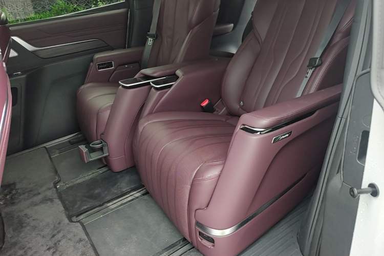 Used Buick Century 2023 2.0T Six-Seater Yinshi Edition Left Rear Seat