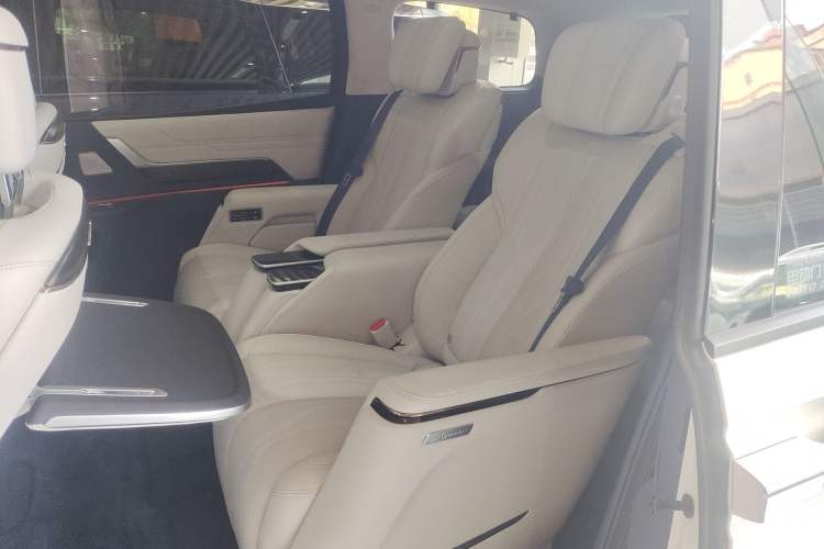 Used Buick Century 2023 2.0T Six-Seater Yinshi Edition Left Rear Seat