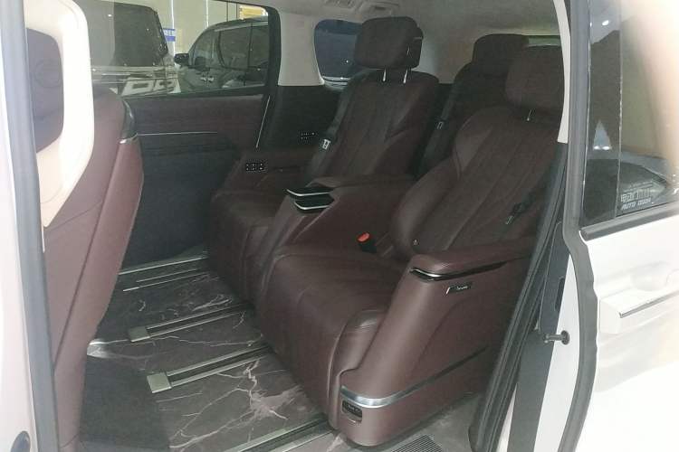 Used Buick Century 2023 2.0T Six-Seater Yinshi Edition Left Rear Seat