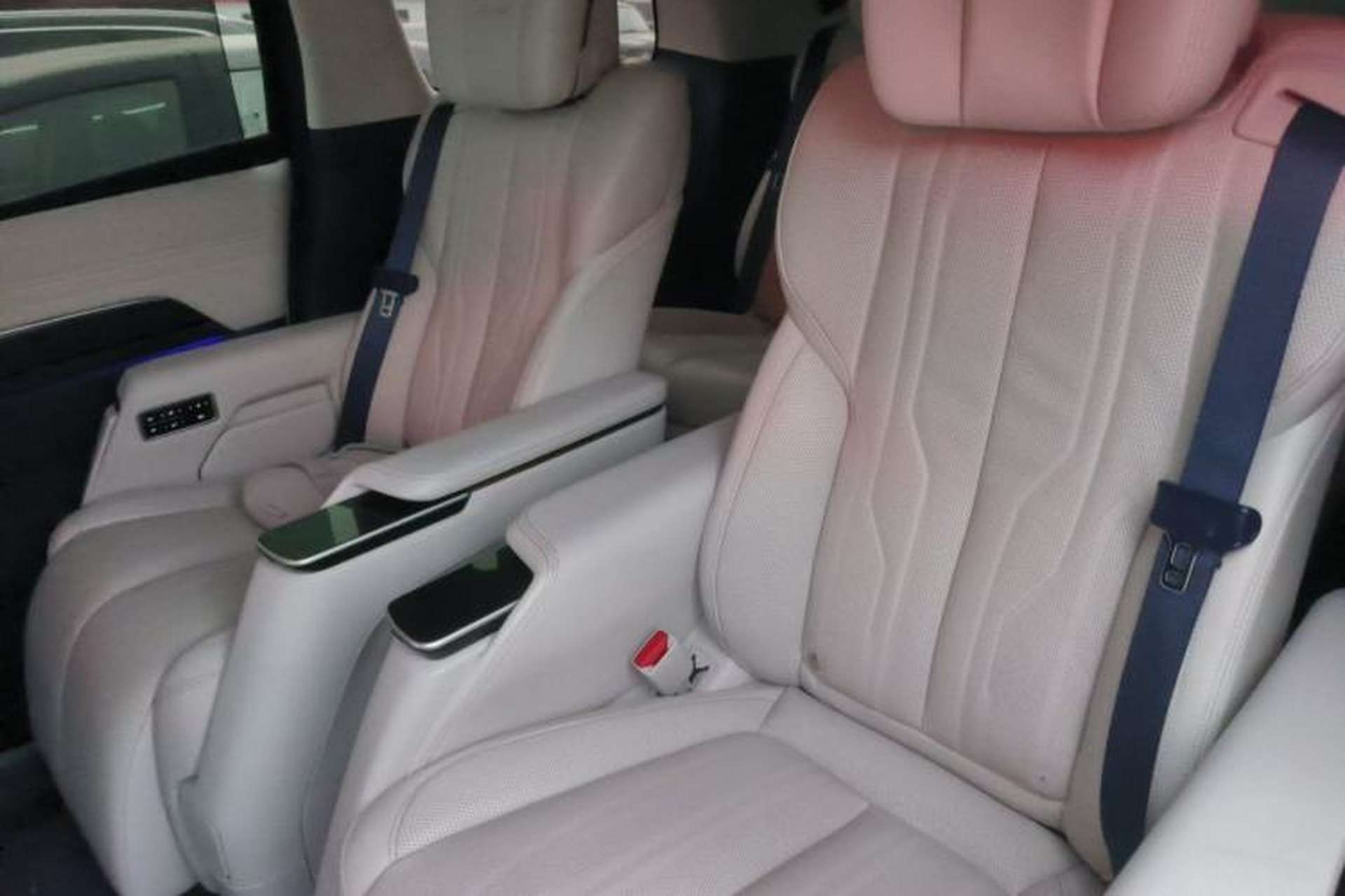 Used Buick Century 2023 2.0T Six-Seater Yinshi Edition Left Rear Seat