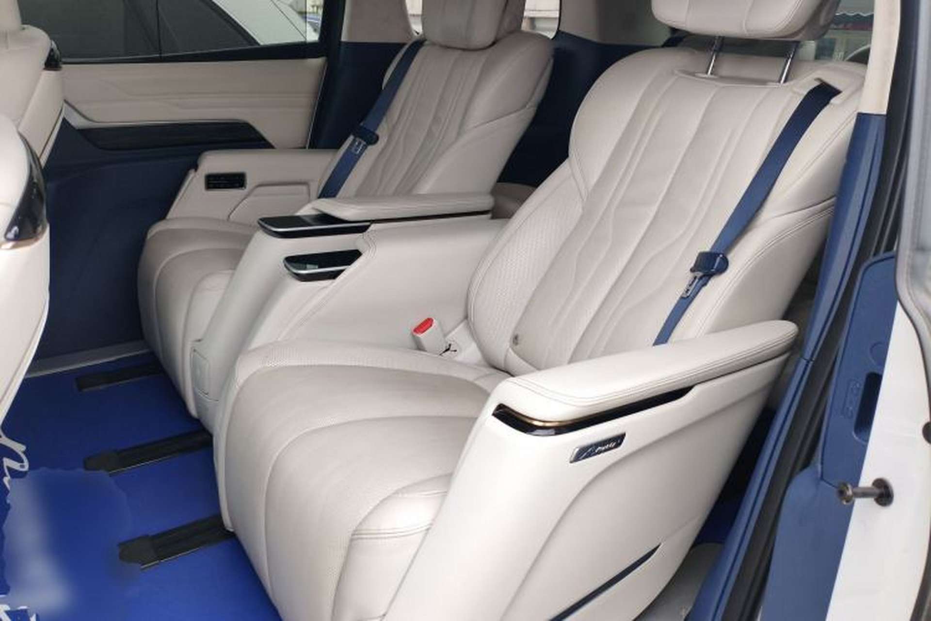 Used Buick Century 2023 2.0T Six-Seater Yinshi Edition Left Rear Seat