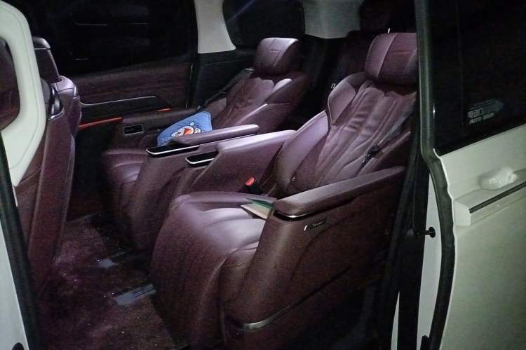 Used Buick Century 2023 2.0T Seven-Seater Yinshi Edition Left Rear Seat