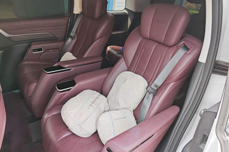 Used Buick Century 2023 2.0T Six-Seater Yinshi Edition Left Rear Seat