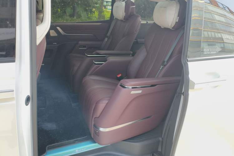 Used Buick Century 2023 2.0T Six-Seater Yinshi Edition Left Rear Seat