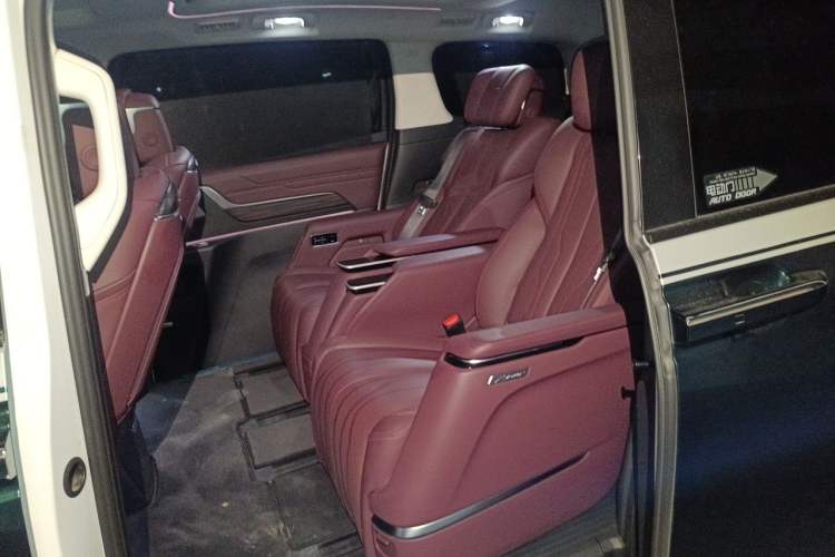 Used Buick Century 2023 2.0T Six-Seater Yinshi Edition Left Rear Seat
