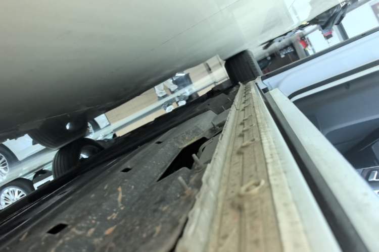 Used Buick Century 2023 2.0T Seven-Seater Yinshi Edition Left Side Sill