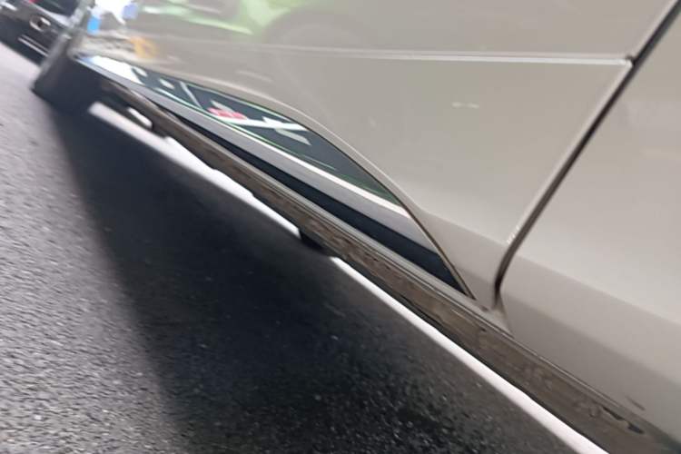 Used Buick Century 2023 2.0T Six-Seater Yinshi Edition Left Side Sill