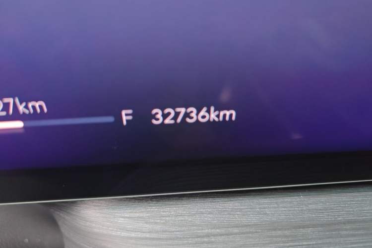 Used Buick Century 2023 2.0T Seven-Seater Yinshi Edition Odometer Close Up