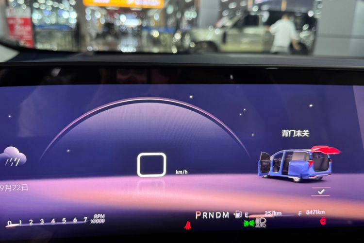 Used Buick Century 2023 2.0T Seven-Seater Yinshi Edition Odometer Close Up
