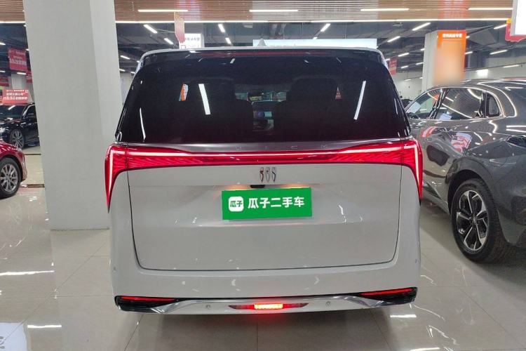 Used Buick Century 2023 2.0T Six-Seater Yinshi Edition Rear