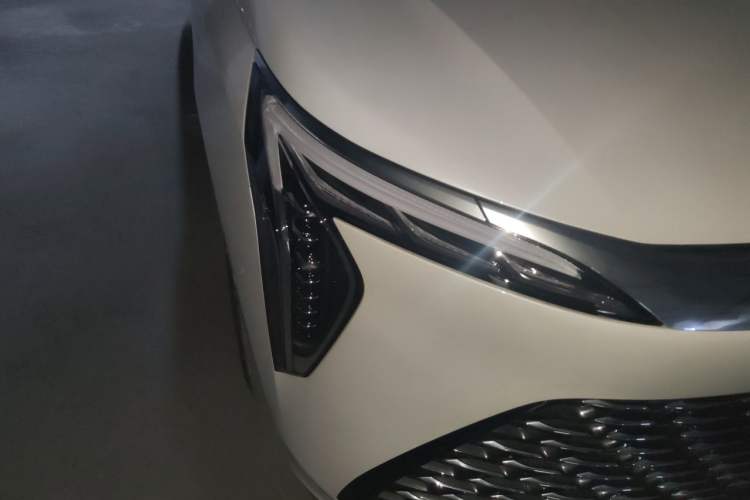 Used Buick Century 2023 2.0T Six-Seater Yinshi Edition Right Front Headlight