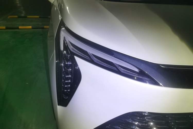 Used Buick Century 2023 2.0T Six-Seater Yinshi Edition Right Front Headlight