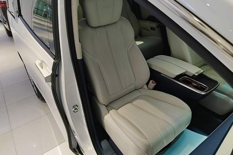 Used Buick Century 2023 2.0T Six-Seater Yinshi Edition Right Front Seat