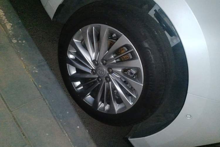 Used Buick Century 2023 2.0T Six-Seater Yinshi Edition Right Front Wheel Hub