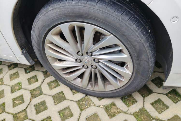 Used Buick Century 2023 2.0T Six-Seater Yinshi Edition Right Front Wheel Hub