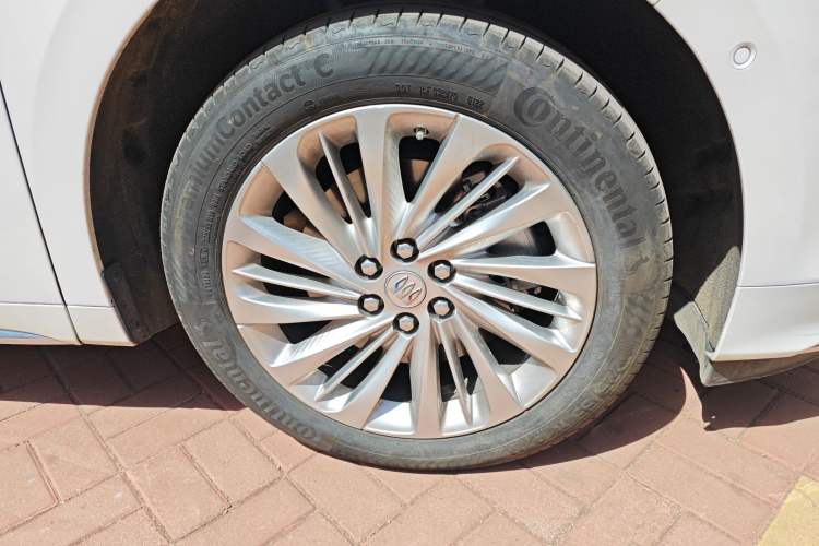 Used Buick Century 2023 2.0T Six-Seater Yinshi Edition Right Front Wheel Hub