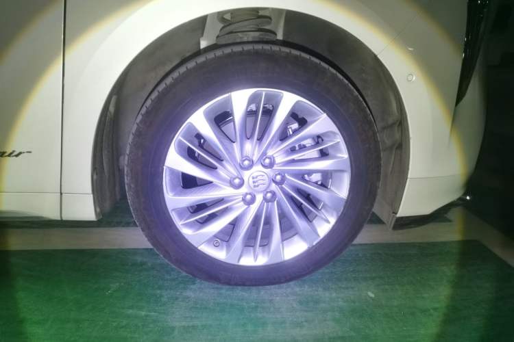 Used Buick Century 2023 2.0T Six-Seater Yinshi Edition Right Front Wheel Hub