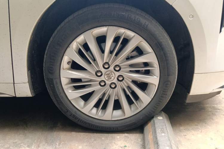 Used Buick Century 2023 2.0T Seven-Seater Yinshi Edition Right Front Wheel Hub