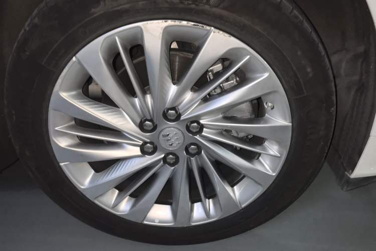 Used Buick Century 2023 2.0T Six-Seater Yinshi Edition Right Front Wheel Hub