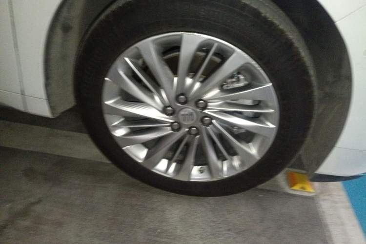 Used Buick Century 2023 2.0T Six-Seater Yinshi Edition Right Front Wheel Hub