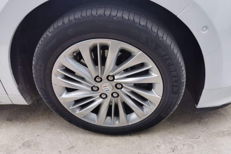 Used Buick Century 2023 2.0T Six-Seater Yinshi Edition Right Front Wheel Hub