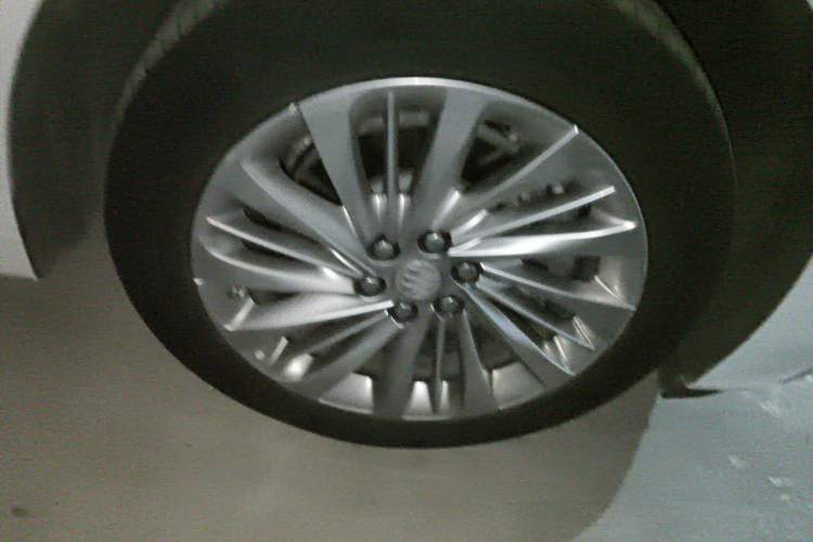 Used Buick Century 2023 2.0T Six-Seater Yinshi Edition Right Front Wheel Hub