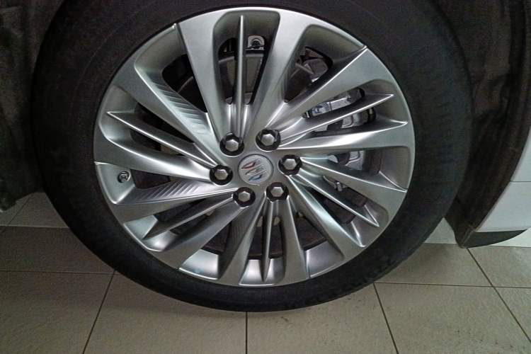 Used Buick Century 2023 2.0T Six-Seater Yinshi Edition Right Front Wheel Hub