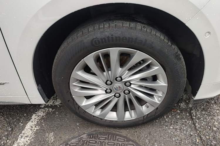 Used Buick Century 2023 2.0T Six-Seater Yinshi Edition Right Front Wheel Hub